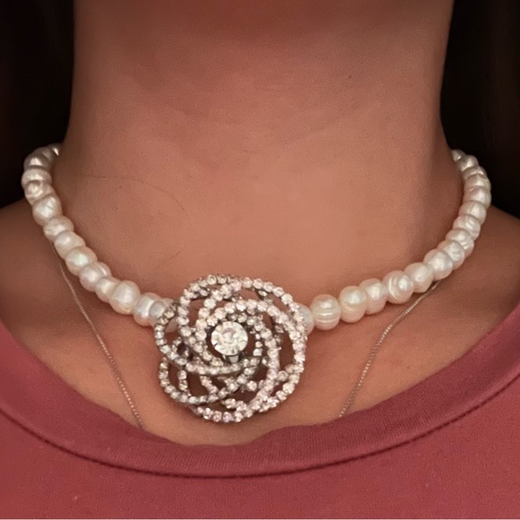Pearl necklace with beautiful crystal pendants in a rose shape - Picture 4 of 7